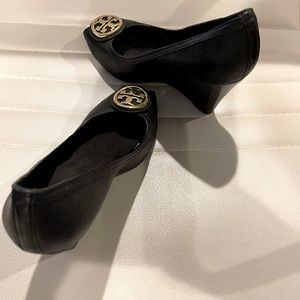 Tory Burch Wedge “Claire” open toe, black